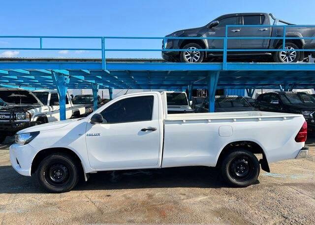 2017 Toyota Hilux Double Cab - Image 2