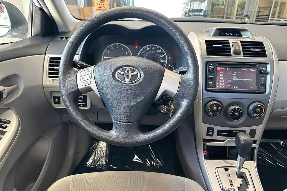 2013 Toyota Corolla Luxury - Image 4